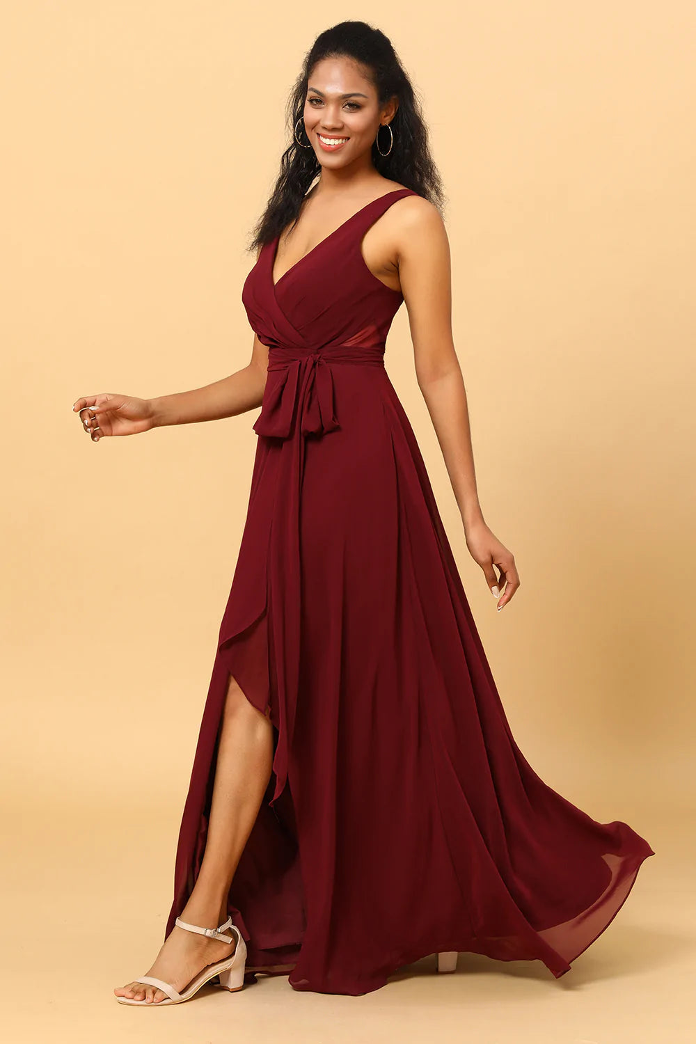 Vestido de dama de honor cruzado de gasa color burdeos con abertura