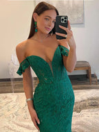 Ébano | Vestido largo de fiesta de encaje con hombros descubiertos color esmeralda estilo sirena