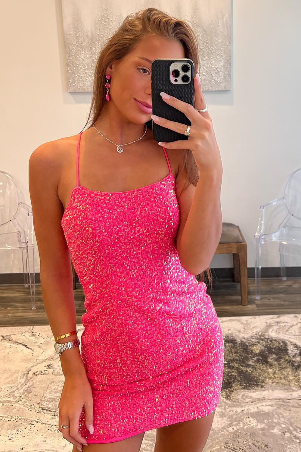Robe de bal courte à paillettes rose fuchsia, bretelles spaghetti et fourreau scintillant