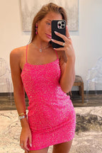 Robe de bal courte à paillettes rose fuchsia, bretelles spaghetti et fourreau scintillant
