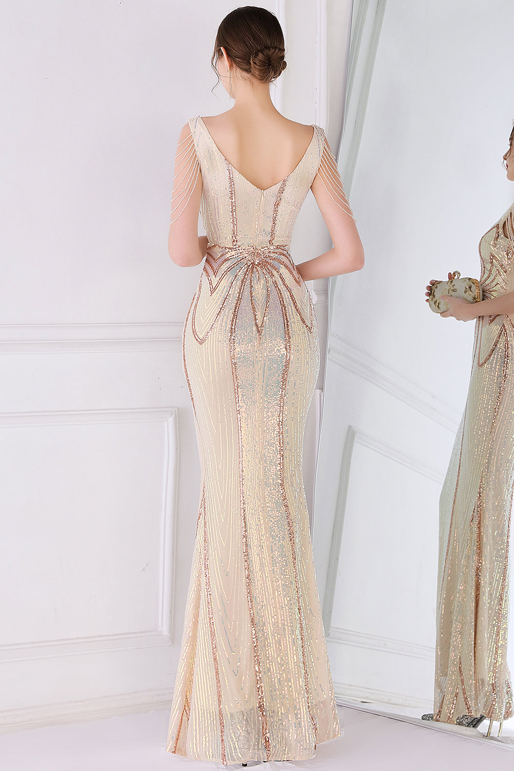 Robe de bal fourreau à sequins dorés et franges