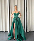 Robe de bal longue trapèze en satin à fines bretelles, col en V, fente sur le devant et poches