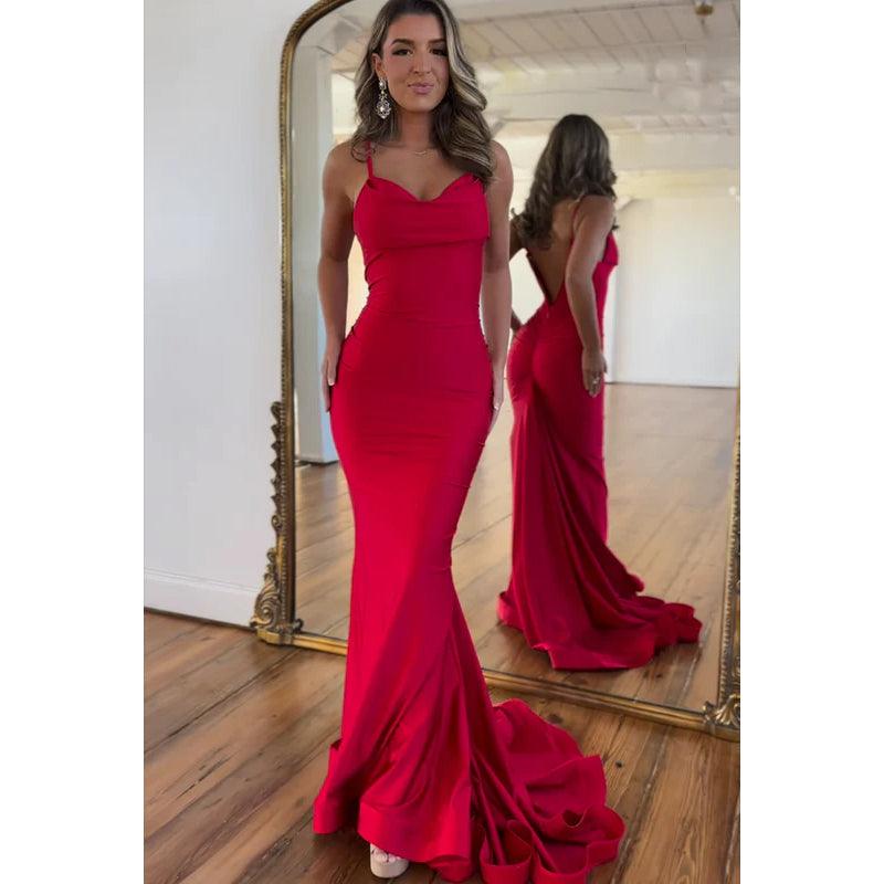 Vestido de fiesta de sirena con tirantes finos, escote en V y espalda descubierta en rojo