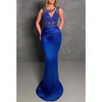 Robe de soirée en satin sans manches, plissée et perlée 