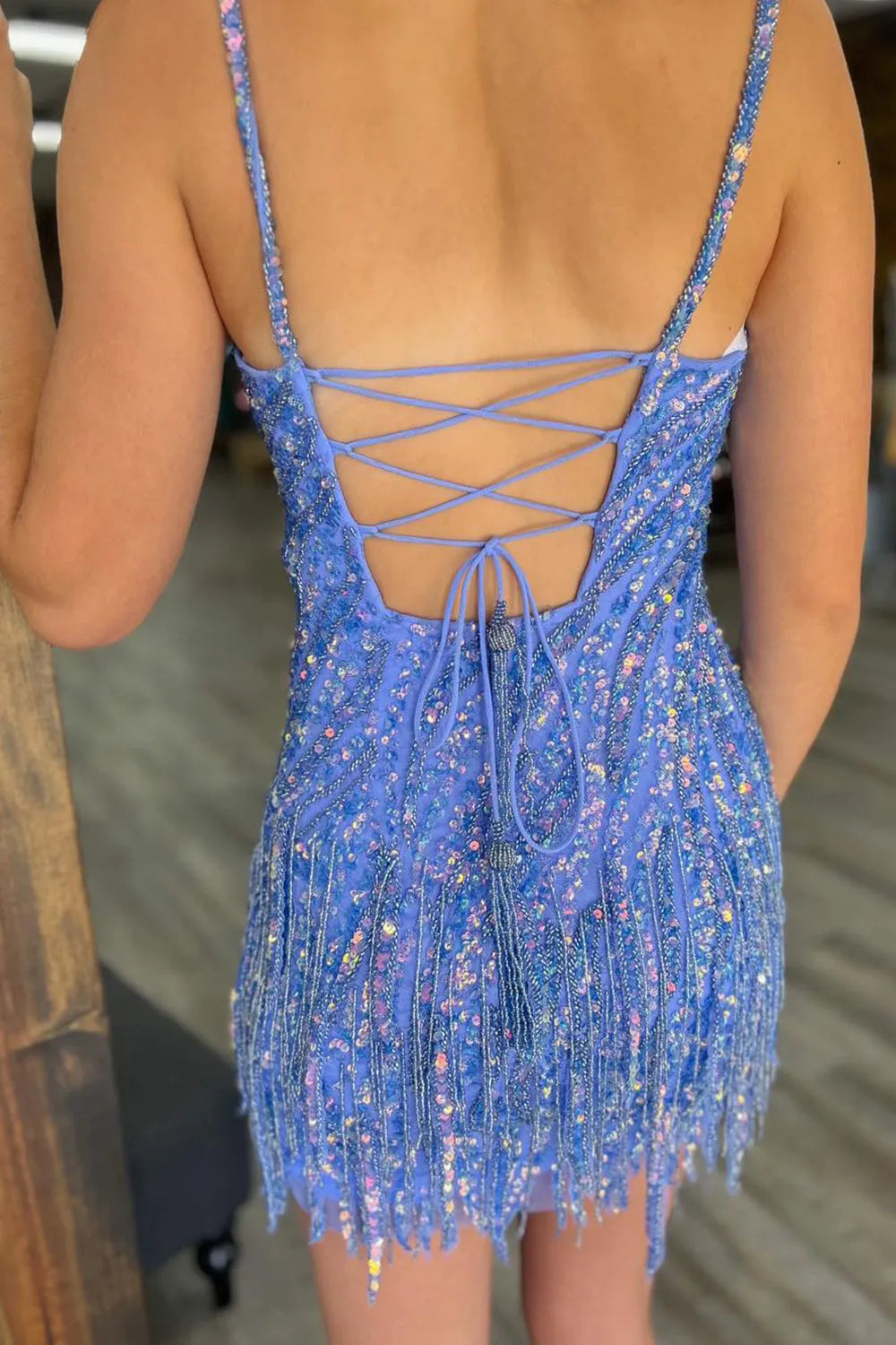 Robe de bal courte fuchsia à franges et bretelles spaghetti, à paillettes