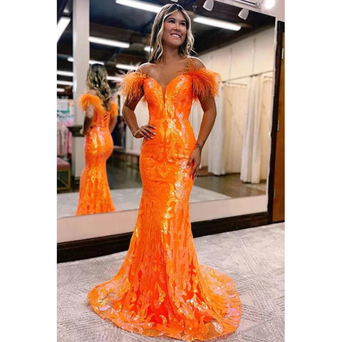 Robe de bal longue sirène à paillettes orange scintillantes et épaules dénudées avec plumes