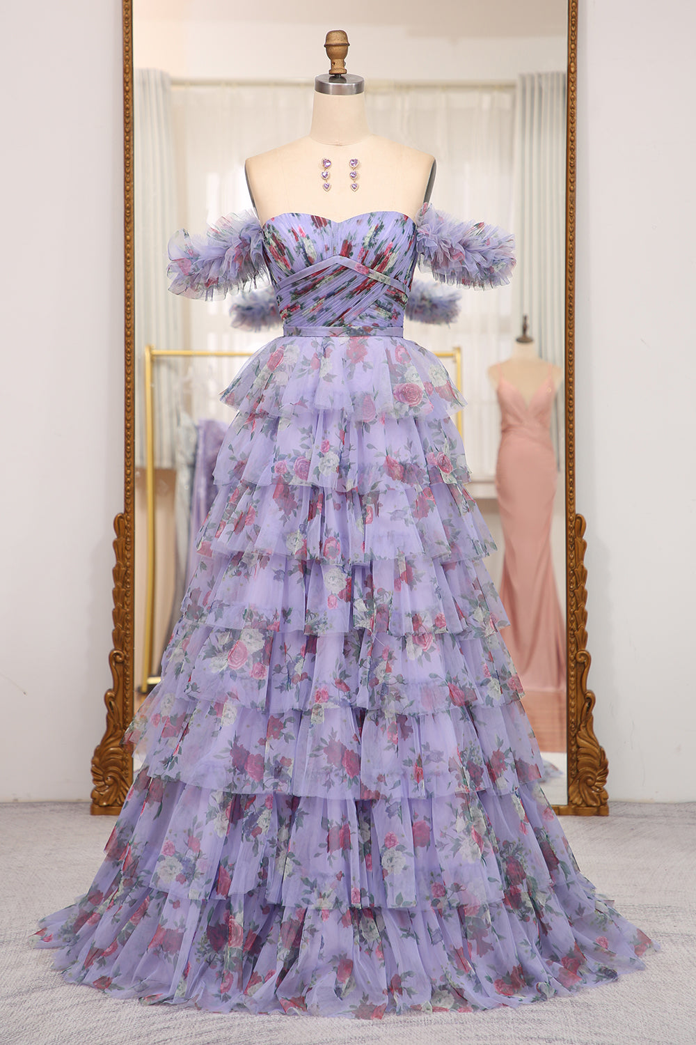 Charmante robe de bal longue bleue imprimée à épaules dénudées et à volants, coupe trapèze.