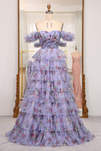 Charmante robe de bal longue bleue imprimée à épaules dénudées et à volants, coupe trapèze.