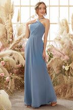 Vestido largo de dama de honor azul bebé con escote halter