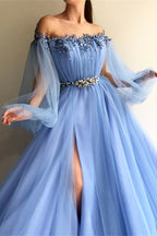 Vestido largo de fiesta de tul con hombros descubiertos, mangas largas, cuentas y aberturas
