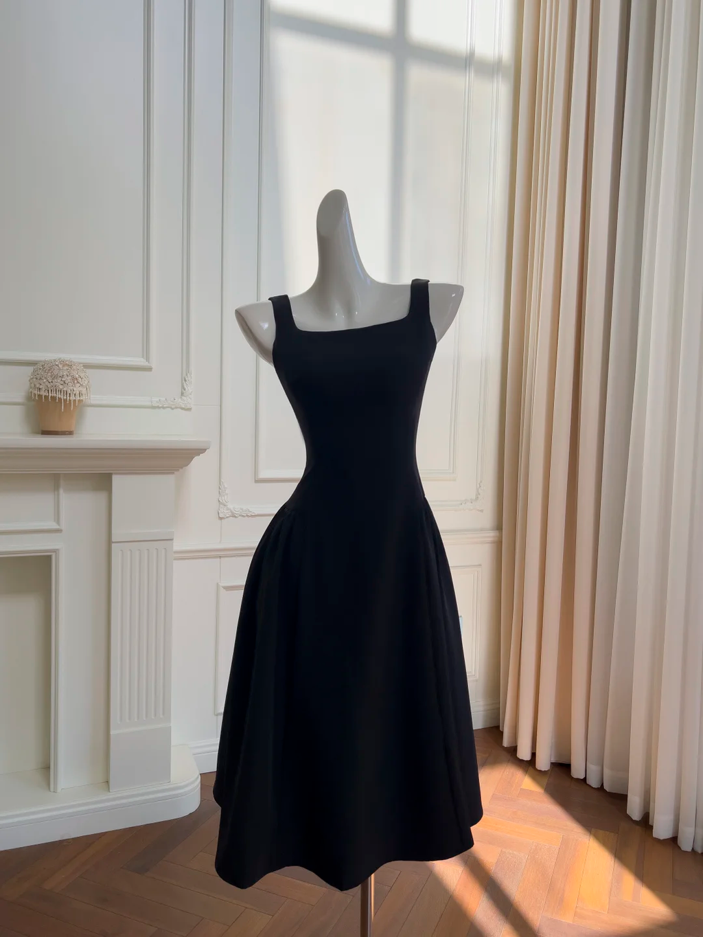 Elegante vestido de fiesta negro de satén con escote cuadrado, corte en A, modelo Y8589