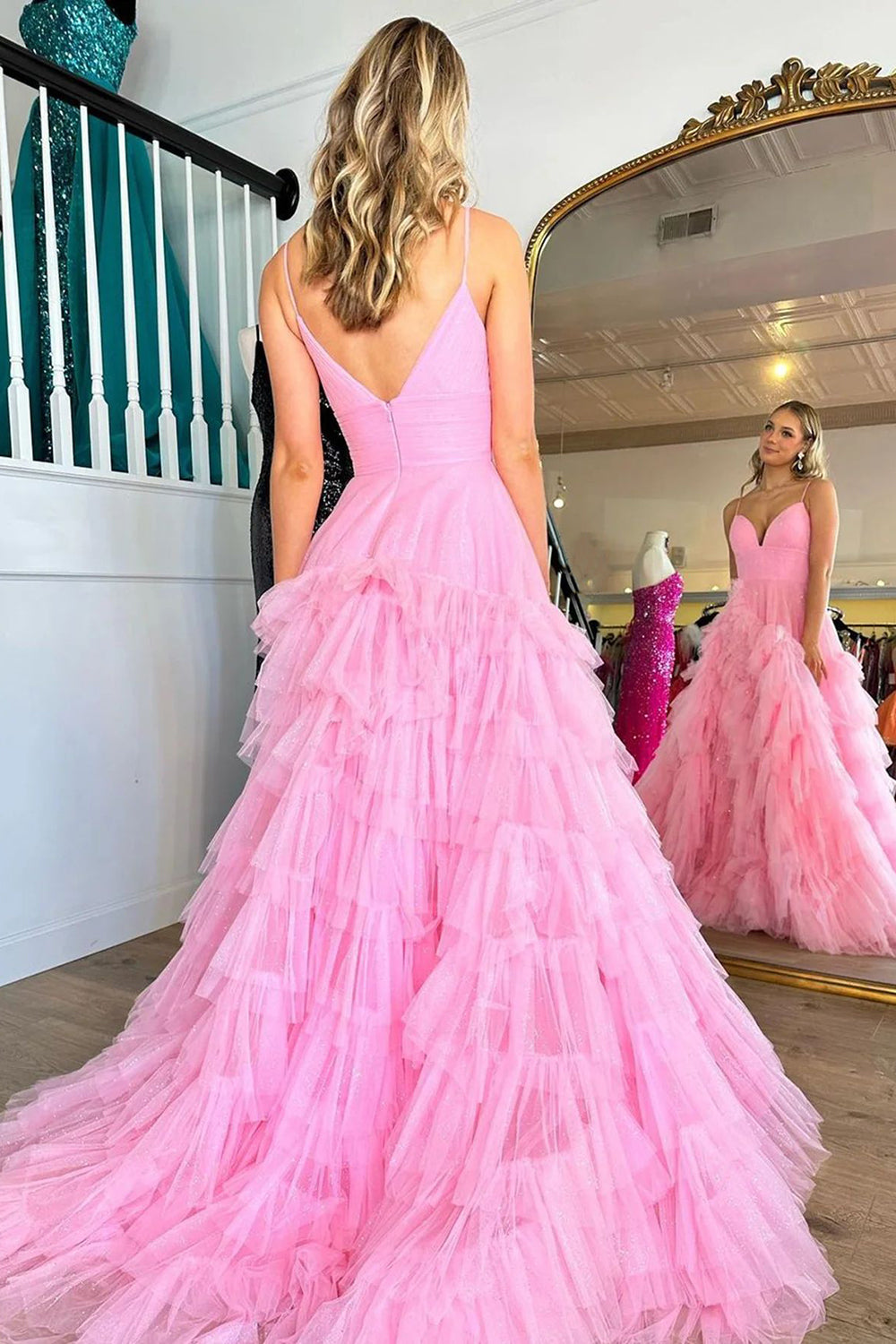 Vestido largo de fiesta rosa con tirantes finos, corte en A y volantes