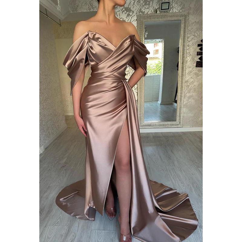 Vestido largo de noche formal de satén con hombros descubiertos y fruncido con corte tubo/columna