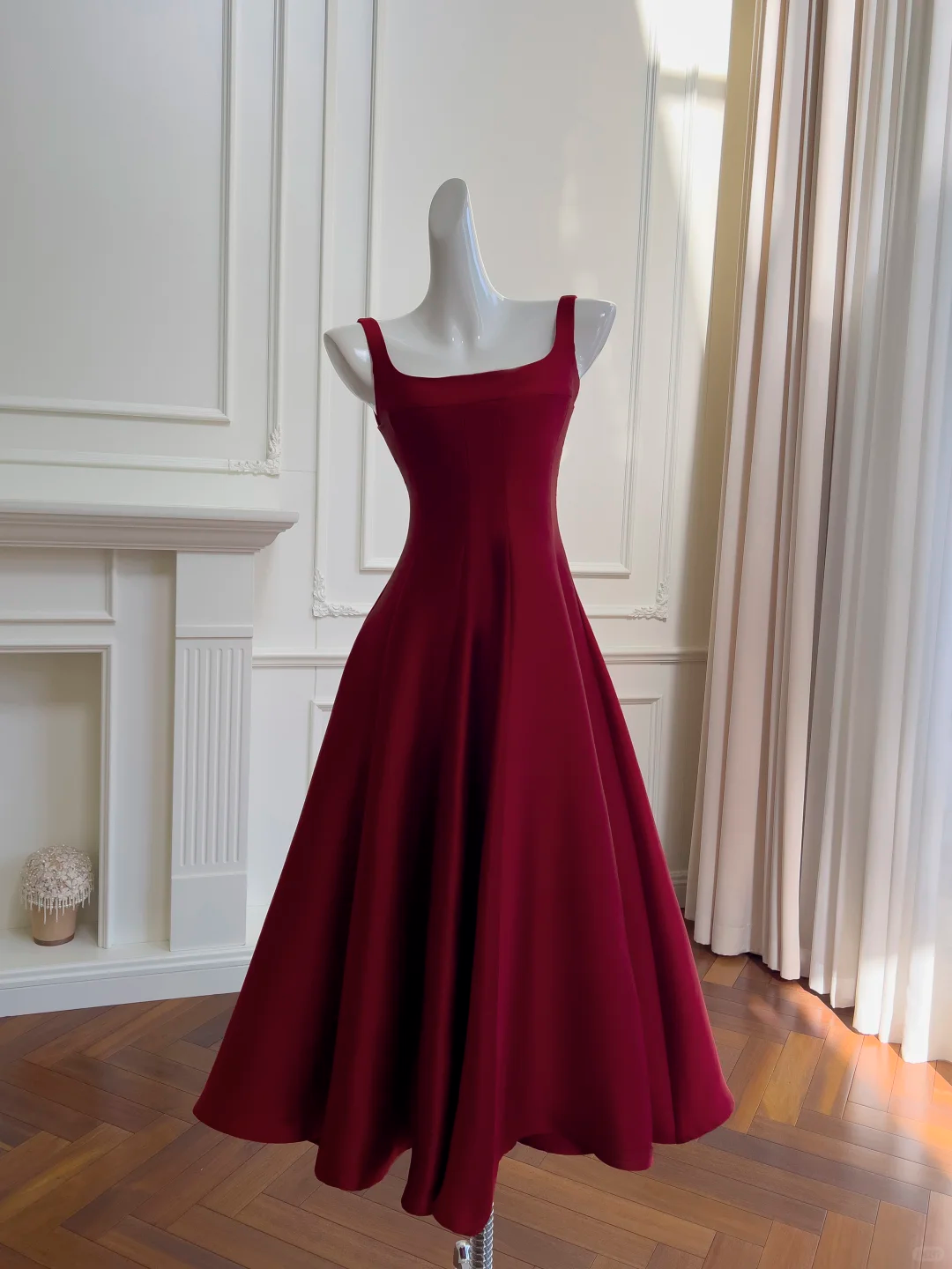 Elegante vestido de fiesta negro de satén con escote cuadrado, corte en A, modelo Y8589