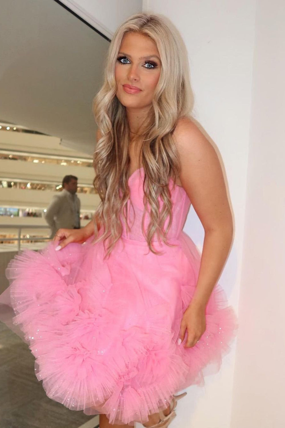 Vestido rosa de fiesta estilo princesa, corte A, tirantes finos, corsé y volantes