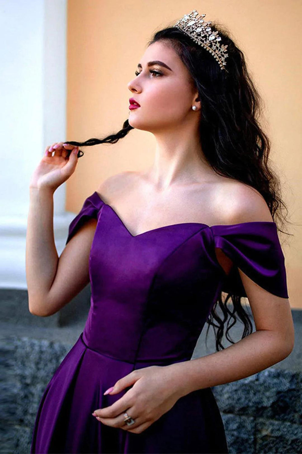 Vestido largo de fiesta morado con escote barco y abertura frontal.