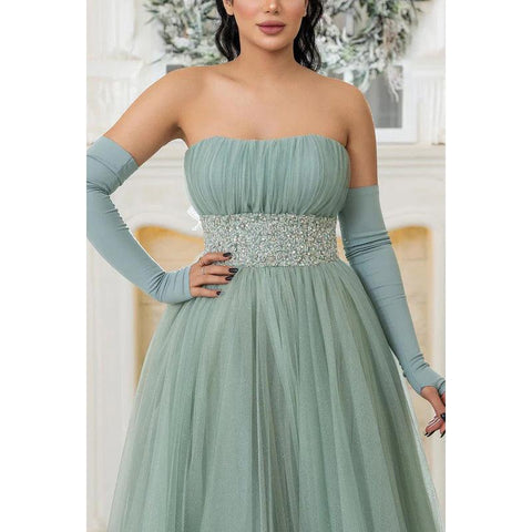 Vestido de novia largo de corte A, sin tirantes, sin mangas, con lentejuelas y tul fruncido.