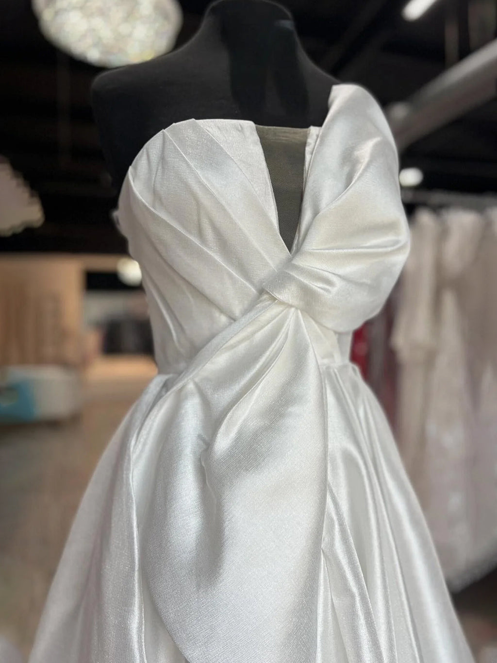 Edgar | Robe de soirée longue bustier blanche en satin, coupe trapèze, avec nœud 