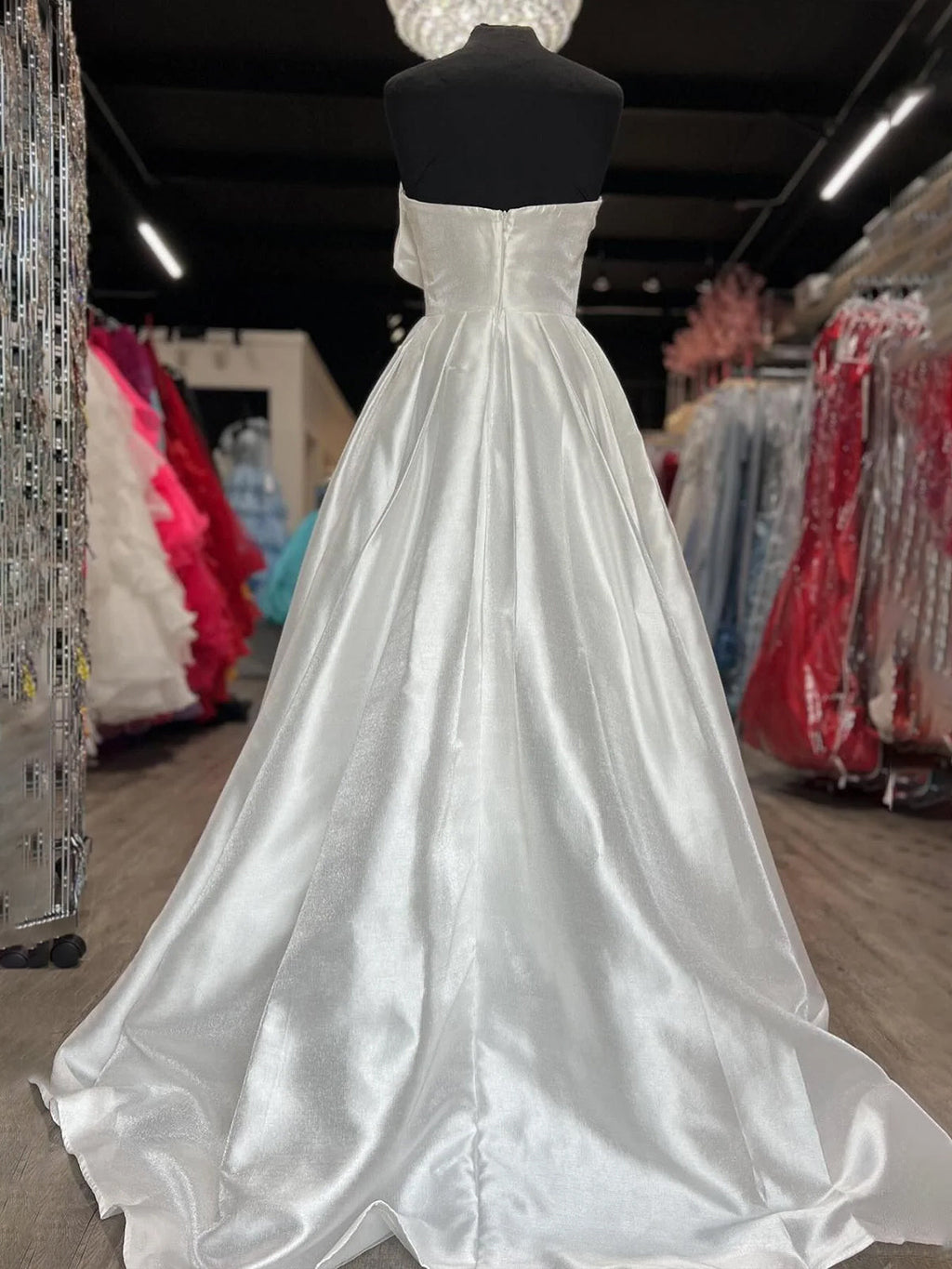 Edgar | Robe de soirée longue bustier blanche en satin, coupe trapèze, avec nœud 