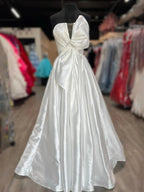 Edgar | Robe de soirée longue bustier blanche en satin, coupe trapèze, avec nœud 