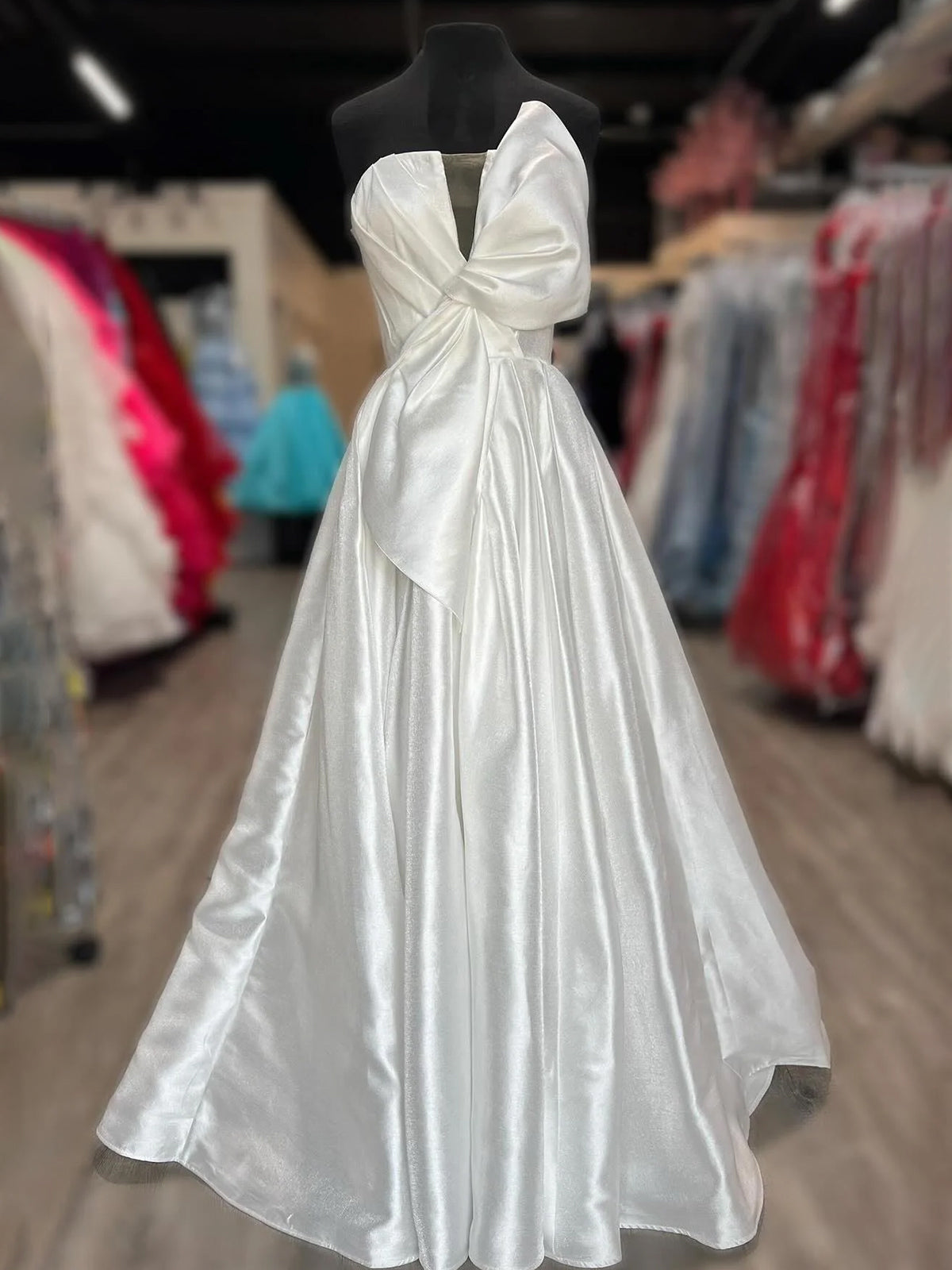 Edgar | Robe de soirée longue bustier blanche en satin, coupe trapèze, avec nœud 
