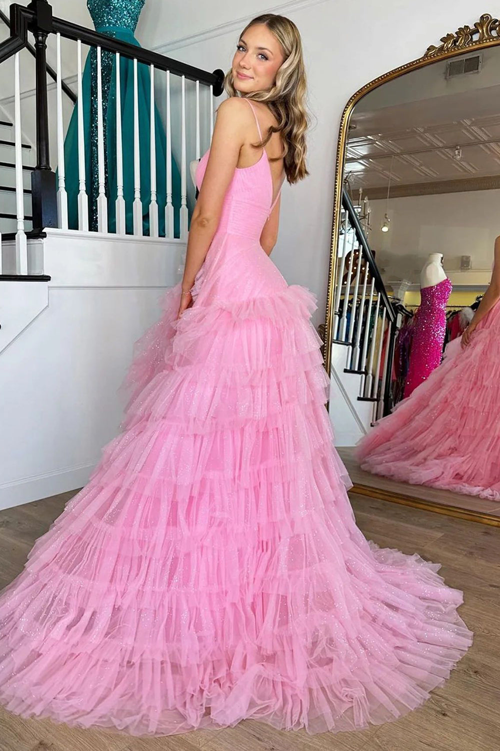 Vestido largo de fiesta rosa con tirantes finos, corte en A y volantes