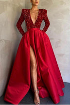 Robe de bal sirène à manches longues et décolleté en V, en satin à sequins et fente.