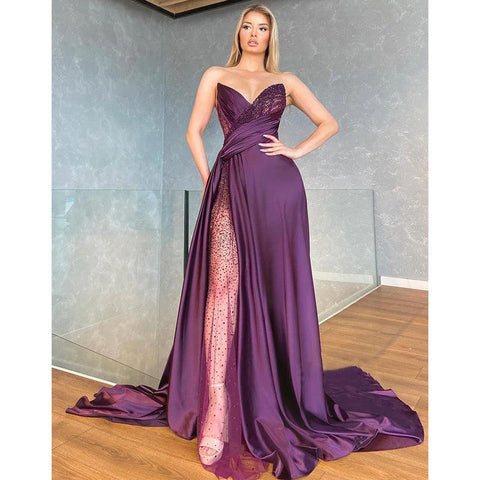 Robe de bal longue sans bretelles à paillettes et perles, traîne à balayage et fente 