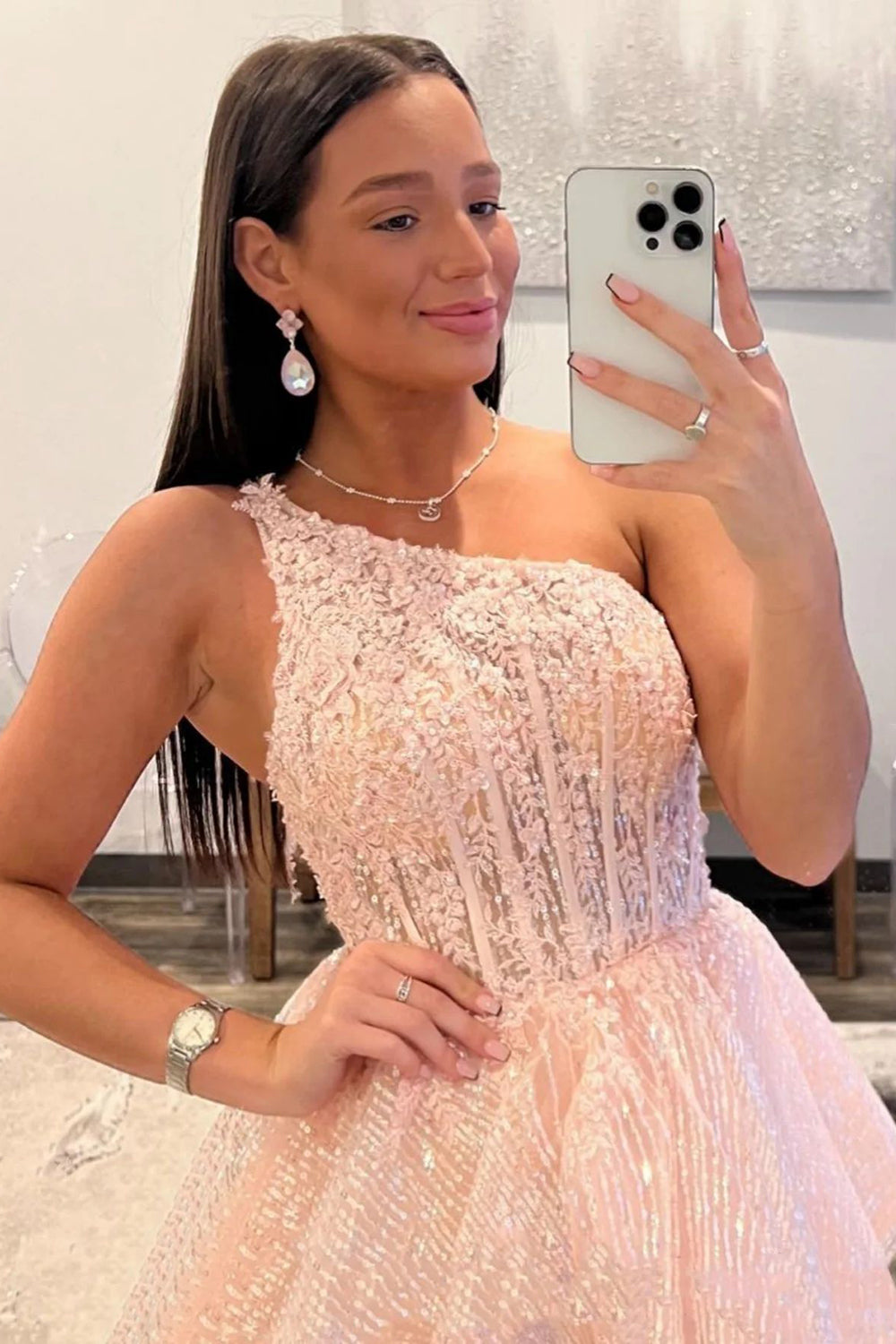 Vestido largo de fiesta rosa de corte A con un solo hombro y volantes