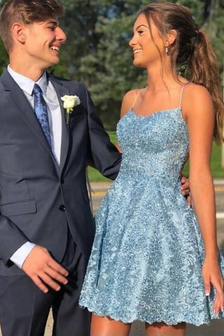 Robe de bal courte trapèze à fines bretelles ornée d'appliqués