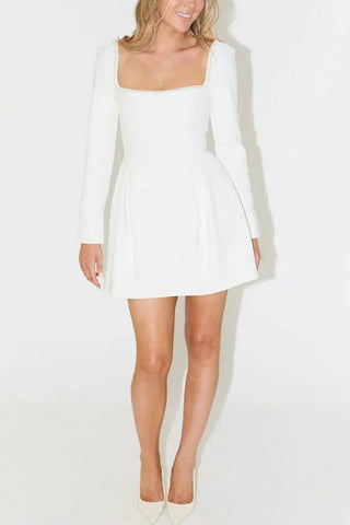 Vestido corto de manga larga con escote cuadrado y detalles de perlas: Te acordarás de mí