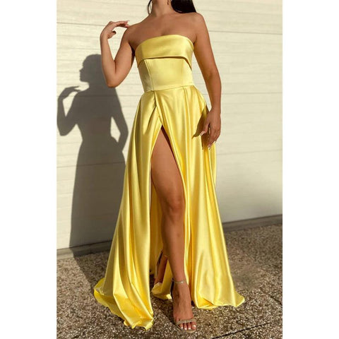 Vestido largo de fiesta amarillo satinado sin tirantes con abertura alta y bolsillos 