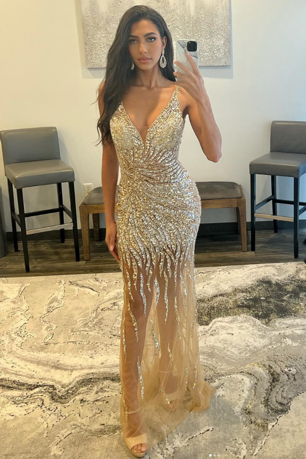 Robe de bal longue dos nu ornée de perles dorées