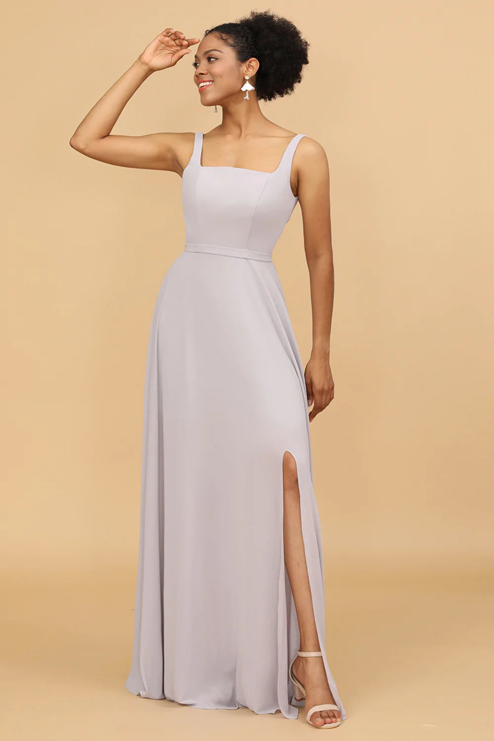 Vestido de dama de honor gris de gasa con escote cuadrado