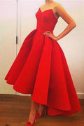 Vestido largo de fiesta asimétrico de satén con escote corazón, sin tirantes y con volantes. 