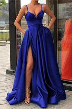 Vestido largo de fiesta negro de corte A con tirantes finos y falda asimétrica.