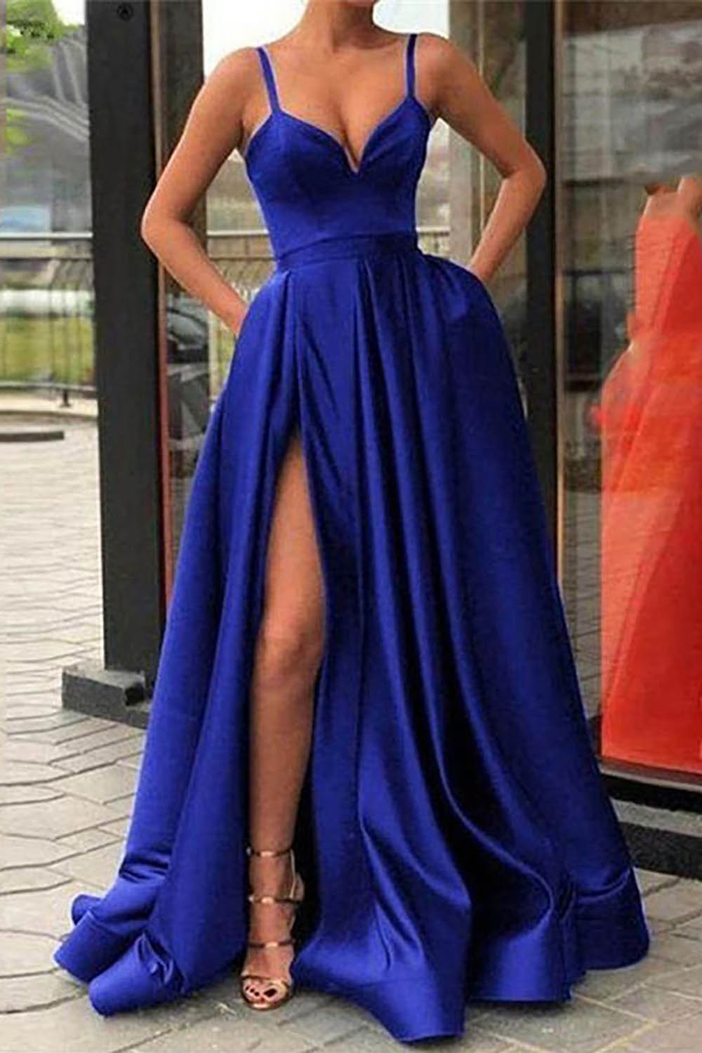Vestido largo de fiesta negro de corte A con tirantes finos y falda asimétrica.