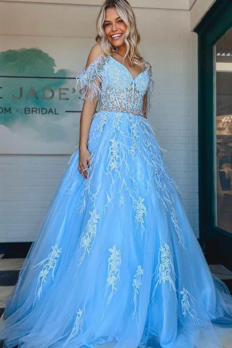 Vestido de graduación de tul con encaje, escote en V, corte en A, con cuentas y plumas.