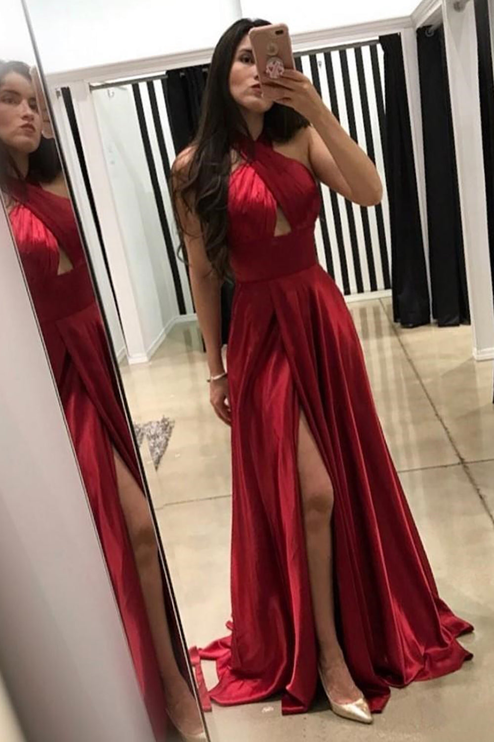 Vestido largo de fiesta morado con escote halter y espalda descubierta