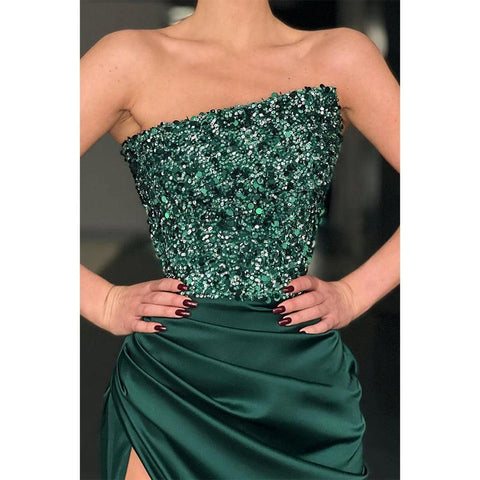 Vestido largo de fiesta sin tirantes con pliegues de lentejuelas y abertura 