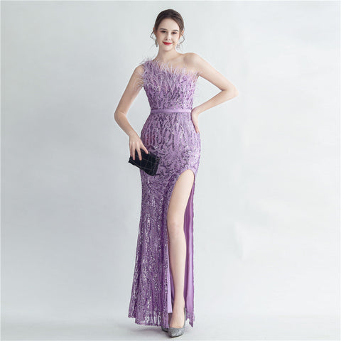 Robe de soirée en mèches de poils d'autruche, style industriel, avec fente oblique à l'épaule. 