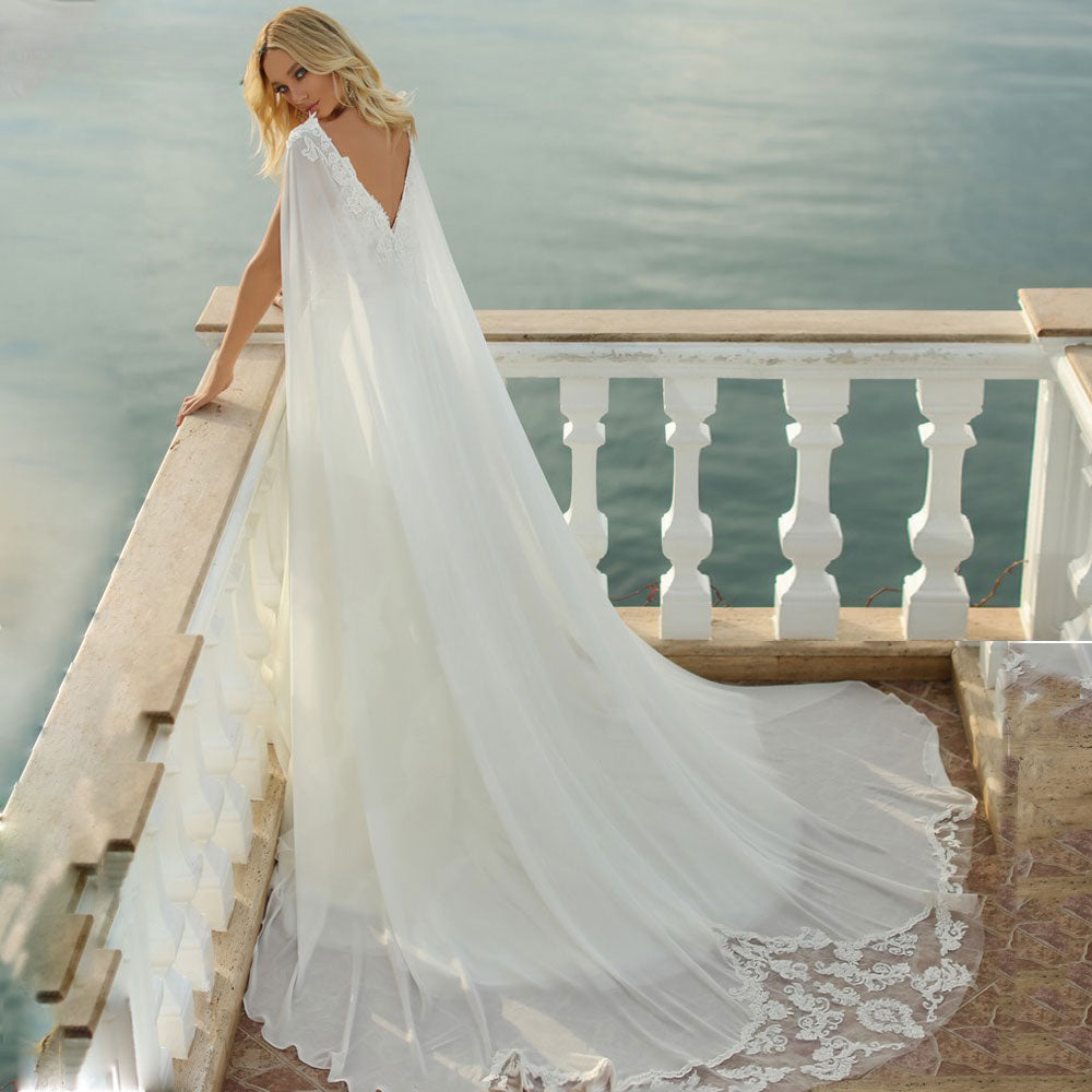Robe de mariée à fines bretelles, élégante robe de mariée en mousseline de soie avec application de dentelle et décolleté en V dos nu, confectionnée sur mesure. 