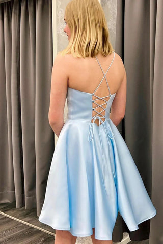 Robe de bal courte bleue à fines bretelles spaghetti et coupe trapèze