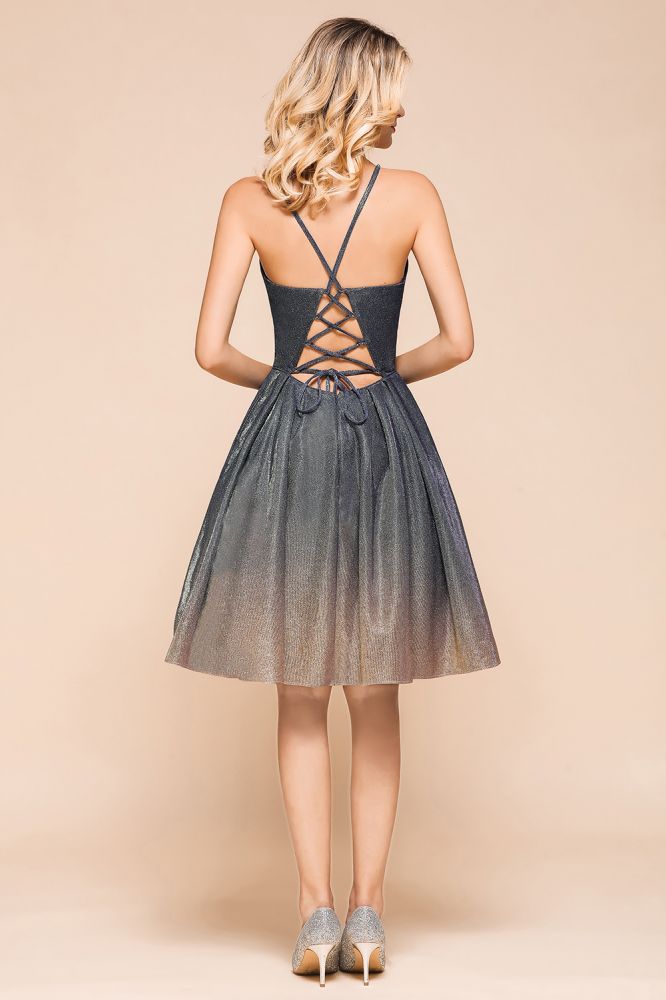 Robe de soirée élégante à fines bretelles, couleur bronze, longueur genou, décolleté en V plongeant, dos nu, avec poche
