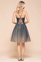Robe de soirée élégante à fines bretelles, couleur bronze, longueur genou, décolleté en V plongeant, dos nu, avec poche