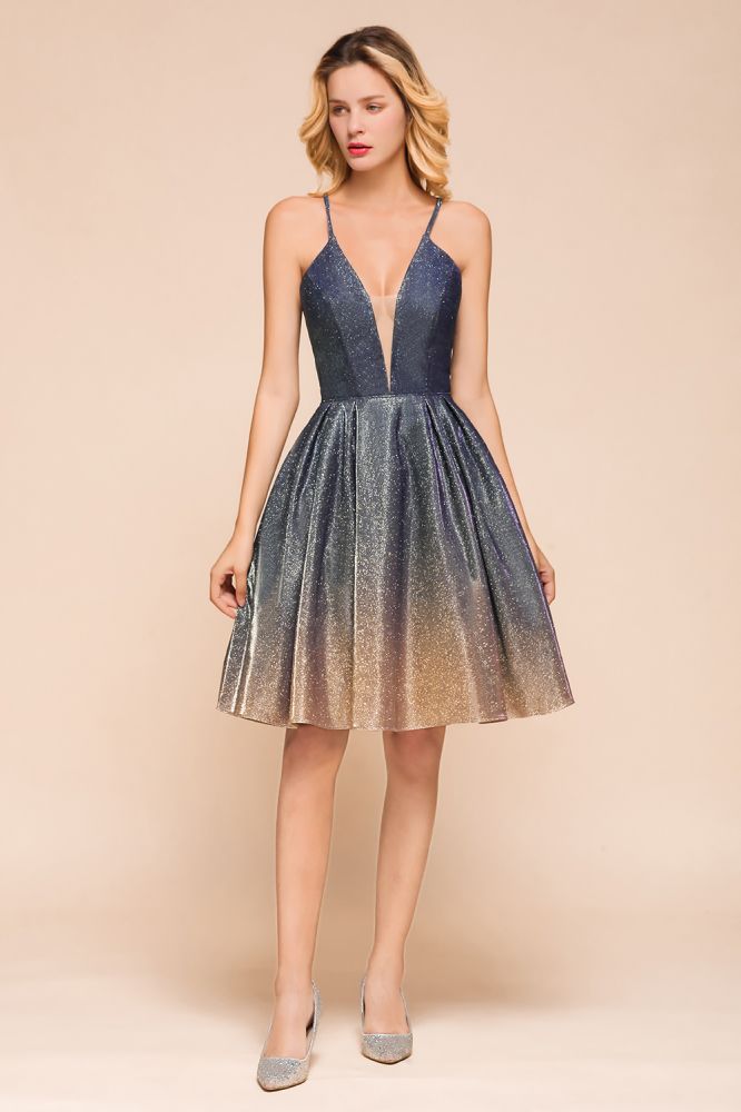Robe de soirée élégante à fines bretelles, couleur bronze, longueur genou, décolleté en V plongeant, dos nu, avec poche