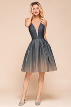 Robe de soirée élégante à fines bretelles, couleur bronze, longueur genou, décolleté en V plongeant, dos nu, avec poche