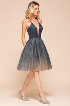 Robe de soirée élégante à fines bretelles, couleur bronze, longueur genou, décolleté en V plongeant, dos nu, avec poche