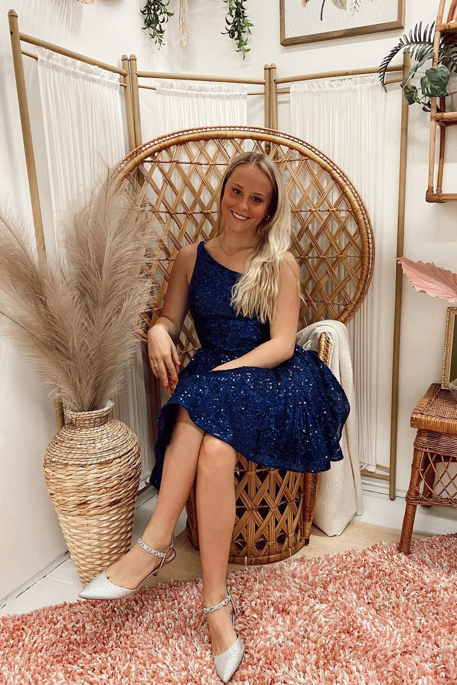 Élégantes robes de bal courtes bleues trapèze asymétriques sans manches