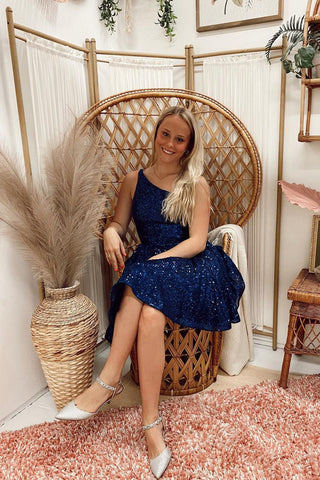 Elegantes vestidos cortos de fiesta azules de corte A, sin mangas y con un solo hombro.